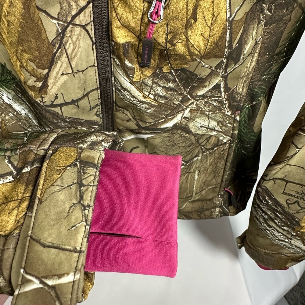 Realtree Camouflaged Zipped Jacket Medium w/Zip pockets and inside pocket. 
(A) - Picture 4 of 8